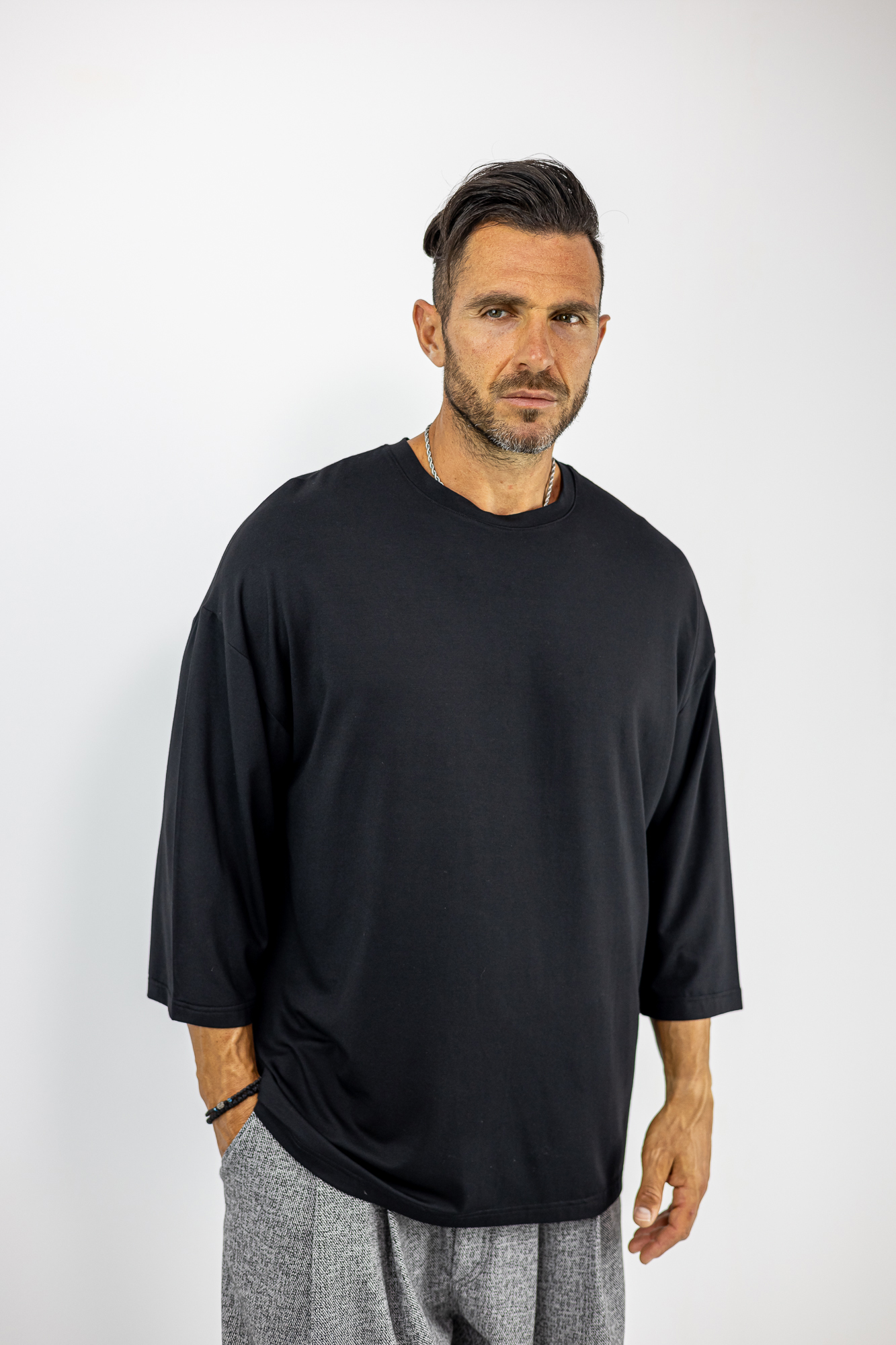 TSHIRT_TWINBLACK_120544_MAURO_01.jpg T-Shirt Oversized 3/4 Μανίκι Μονόχρωμο Μαύρο