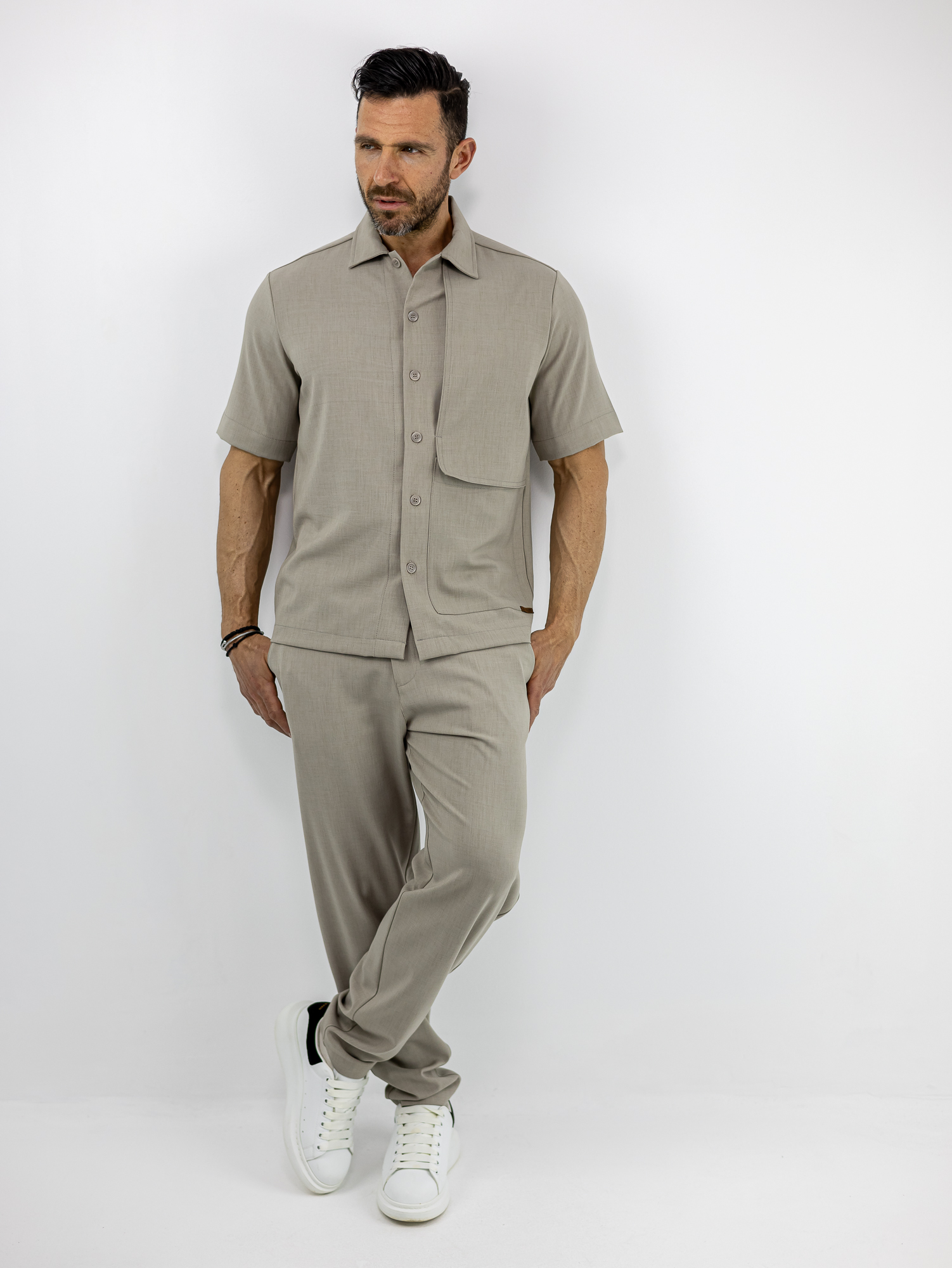 SET_HACKER_130123_MPEZ_01.jpg Παντελόνι Jogger Loose Fit Με Λάστιχο Πίσω & Πουκάμισο Regular Fit Μπέζ