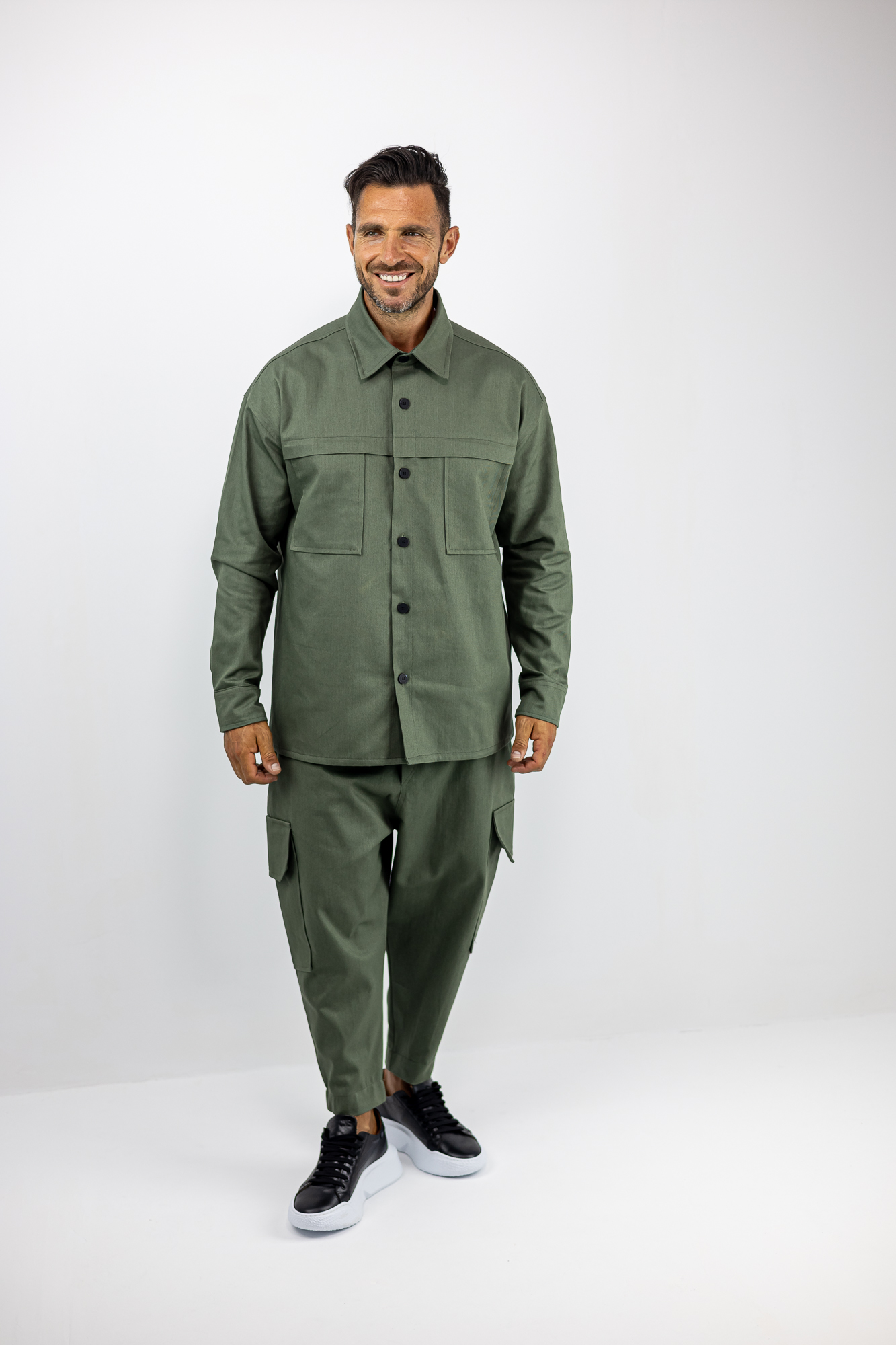 SET_CARGO_POUKAMISO_TWINBLACK_120280_LADI_01.jpg Παντελόνι Cargo Balloon & Πουκάμισο Oversized Λαδί