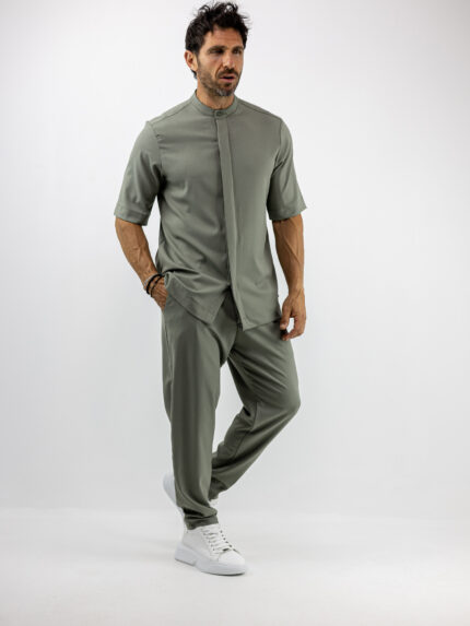 Παντελόνι Jogger Loose Fit με Λάστιχο Πίσω & Πουκάμισο Regular Fit Μάο Με Κρυφή Πατιλέτα Λαδί