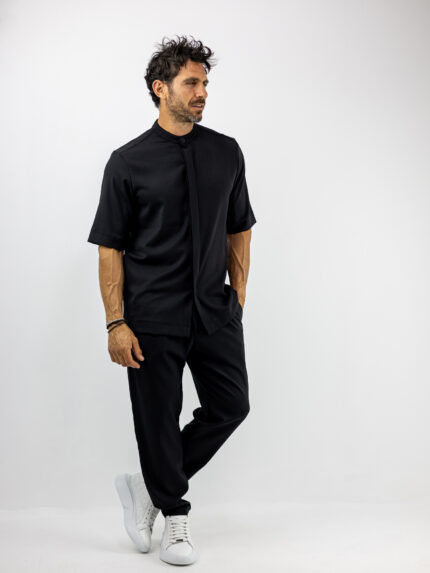 Παντελόνι Jogger Loose Fit με Λάστιχο Πίσω & Πουκάμισο Regular Fit Μάο Με Κρυφή Πατιλέτα Μαύρο