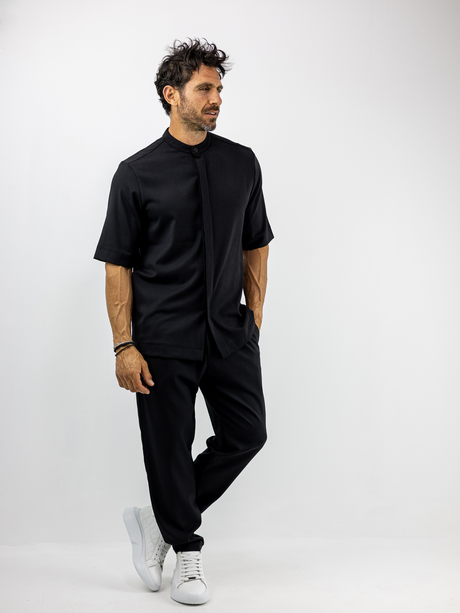 SET_HACKER_130361_MAURO_01.jpg Παντελόνι Jogger Loose Fit με Λάστιχο Πίσω & Πουκάμισο Regular Fit Μάο Με Κρυφή Πατιλέτα Μαύρο