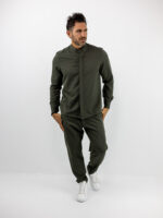 Παντελόνι Jogger Loose Fit με Λάστιχο Πίσω & Πουκάμισο Regular Fit Μάο Με Κρυφή Πατιλέτα Λαδί