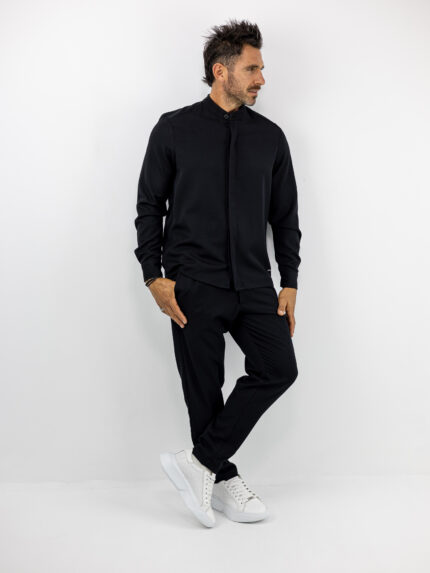 Παντελόνι Jogger Loose Fit με Λάστιχο Πίσω & Πουκάμισο Regular Fit Μάο Με Κρυφή Πατιλέτα Μαύρο