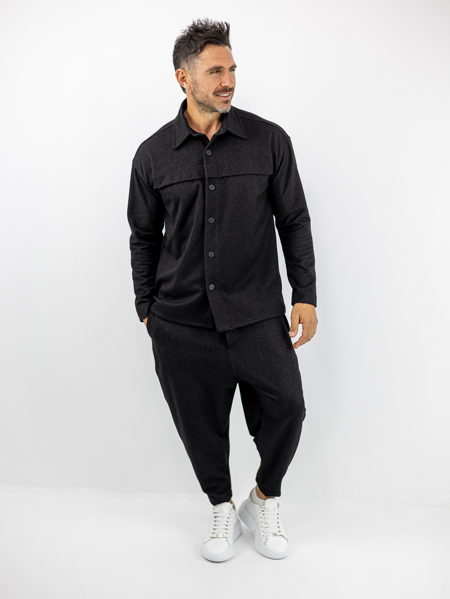 SET_TWINBLACK_140154_MAURO_01.jpg Πουκάμισο Oversized & Παντελόνι Jogger Balloon Μονόχρωμο Μαύρο